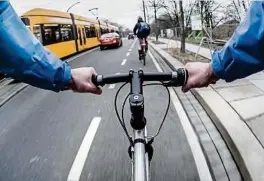  ??  ?? Auf Radwegen ist besondere Vorsicht geboten