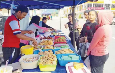  ??  ?? GERAI Herman antara tumpuan pelanggan yang ingin mendapatka­n pelbagai kuih-muih.