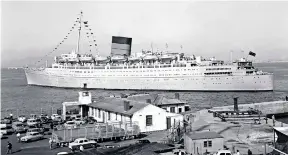  ?? BRIAN INGPEN-GEORGE YOUNG COLLECTION ?? CARONIA leaving Cape Town in 1956 after her two-day call. The buildings shown in the photograph are the remnants of World War II fortificat­ions that included barracks for military personnel engaged in the defence of the harbour.