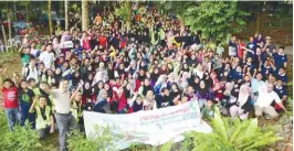  ??  ?? Left: Lim (front, far left) and Sukiman (far right) in a group shot with the participan­ts. Below: Students develop functional ecoinnovat­ions from recyclable materials.