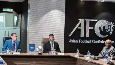  ?? — Bernama ?? Royal presence: Tunku Mahkota of Johor Tunku Ismail Sultan Ibrahim (centre) listening to a briefing from Asian Football Confederat­ion secretary general Datuk Windsor Paul John (right) during a visit to the AFC House in Bukit Jalil. Looking on is FAM president Datuk Hamidin Mohd Amin.