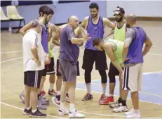  ?? — AFP ?? Serbian coach Ninad Karzis (C) talks to players during a training session of the Syrian basketball team in Damascus.