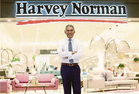  ??  ?? KENNETH di hadapan Harvey Norman di pusat beli-belah IPC, Mutiara Damansara.