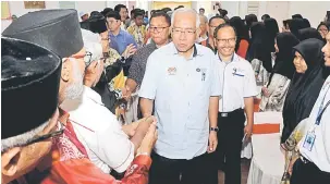  ?? — Gambar Bernama ?? TIBA: Mahdzir (tengah) sambut oleh para pendidik pada program Guru Pembina Negara Bangsa Peringkat Parlimen Bakri, Muar, Ledang dan Pagoh di Sekolah Menengah Kebangsaan (SMK) Bandar Maharani dekat Muar, semalam.