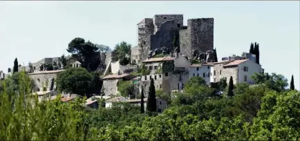  ??  ?? Malgré une pluie de flèches et de boulets le hameau d’Evenos et son château féodal sont restés inviolés.