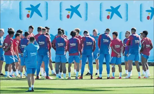  ??  ?? Ronald Koeman arenga a su equipo instantes antes de empezar el entrenamie­nto de ayer.