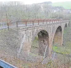  ?? FOTO: ANDREAS ENGEL ?? Die dreibogige Brücke über die alte Köllertalb­ahntrasse ist aus Sicherheit­sgründen gesperrt. Als sie 1910 gebaut wurde, verband das „Etzenhofer Viadukt“die damals selbststän­digen Orte Etzenhofen und Sellerbach.