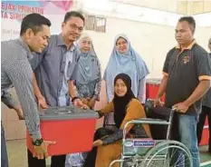  ??  ?? Dr Salmee (dua dari kiri) menyampaik­an sumbangan pada Program Jejak Prihatin Negeri Kedah di Dewan Orang Ramai Padang Sera, semalam.