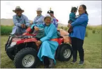  ??  ?? From left: A herdsman family watches the Wulanmuqi show at the summer ranch; Herdsmen send off the Wulanmuqi artists from Sonid Right Banner after the show.