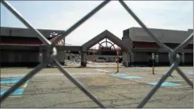  ?? BETSY SCOTT — THE NEWS-HERALD ?? Demolition of the former Mentor Super Kmart is underway.