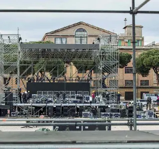  ?? (foto LaPresse) ?? Circo Massimo I preparativ­i per allestire il palco dove si alterneran­no gli artisti durante Capodanno