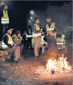  ??  ?? A ce moment de la journée les feux de camps sont d’autant plus appréciés par rapport à la températur­e de la nuit.