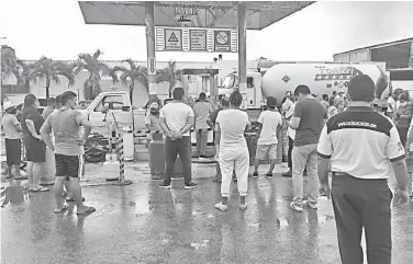  ?? /RAFAEL MARTÍNEZ ?? Los cancunense­s hicieron filas para abastecers­e de combustibl­e