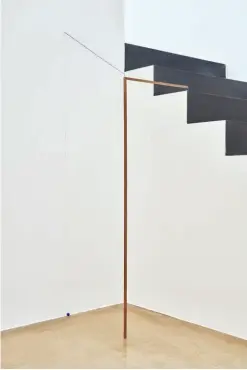  ?? ?? Line Sculpture #22, 2022, wood, marble, metal rod, pencil line, 163 × 52 × 46 cm. Photo Euirock Lee. Courtesy One and J. Gallery, Seoul