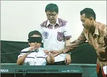  ??  ?? NURIS ANDI P./JAWA POS PERCAYA DIRI: Jefri Setiawan saat proses pemecahan rekor dunia main keyboard dengan mata tertutup di kantor Kemenpora, Kamis (13/4).