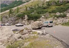  ??  ?? Pericoli costanti. Gli effetti della frana in atto in Val Badia, sulla strada statale del Passo Campolongo