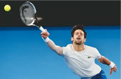  ??  ?? Sem jogar desde julho, o sérvio Novak Djokovic volta ao circuito no Aberto da Austrália; ele estreia terça