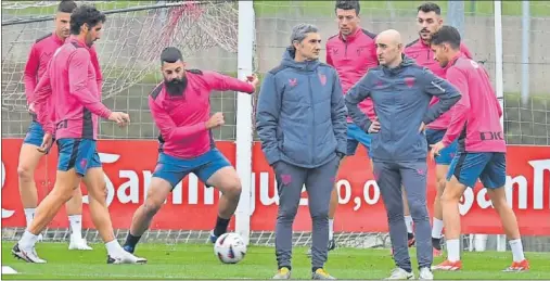  ?? ?? Valverde dialoga con Iker López, el encargado de material, junto a Raúl garcía, Guruzeta, Villalibre, Vesga, Paredes y Prados.