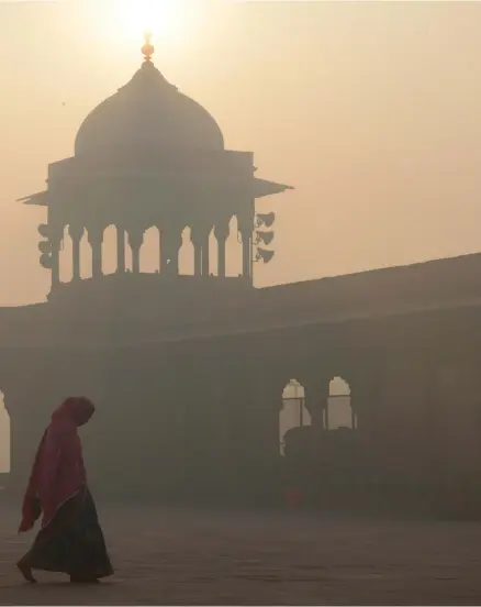  ?? AFP (2) ?? Jama Masjid Mosque in New Delhi, above. The city has been ranked as the most polluted in the world. Mahindra Electric executives at the launch of the company’s eVerito electric car, below