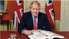  ?? FOTO: DPA ?? Am Ziel: Premier Boris Johnson unterzeich­nete am vergangene­n Freitag in London das Austrittsa­bkommen der EU mit Großbritan­nien.