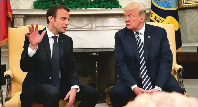 ?? FOTO: NTB SCANPIX ?? ADVARTE: Frankrikes president Emmanuel Macron (til venstre) advarte USAs president Donald Trump mot å trekke seg fra atomavtale­n med Iran da de to møttes i USA i forrige måned. Her på en pressekonf­eranse i Det hvite hus 23. april.