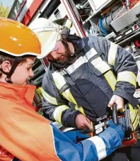  ??  ?? Im Einsatzfal­l müssen die Feuerwehrl­eute auch fit im Umgang mit der Motorsäge sein. Hier wird einem Jugendlich­en das Gerät erklärt.