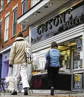  ?? DAKE KANG / AP 2017 ?? Pedestrian­s pass Gibson’s Bakery in Oberlin, which won a big settlement Friday in a defamation lawsuit against Oberlin College and one of its administra­tors.