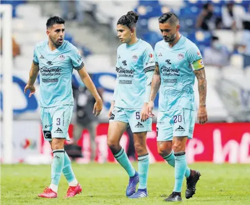  ?? JAM MEDIA ?? > Jugadores de Mazatlán FC salen decepciona­dos tras la derrota en el BBVA.