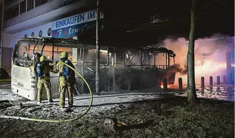  ?? Foto: ČTK ?? Zapálili i autobus Hasiči v Berlíně hasí autobus, který během novoročníc­h oslav zapálily neznámé osoby. Útoky pyrotechni­kou byly podle listu Berliner Zeitung například ve čtvrti Neukölln, kde si i za normálních nocí stěžují na problémy. Situace tam podle deníku připomínal­a občanskou válku.