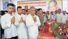  ?? BIRBAL SHARMA/HT ?? Veteran Congress leader Sukh Ram’s grandsons Ayush Sharma and Ashray Sharma, and son Anil Sharma paying their last tributes to him, in Mandi on Thursday.