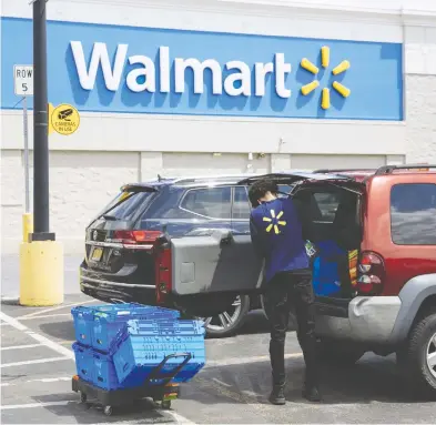  ?? ANGUS MORDANT / BLOOMBERG FILES ?? Walmart’s curbside pickup has proven to be popular and its home delivery service has found new adherents during
the pandemic. The company is expected to roll out what has been dubbed Walmart+ — a subscripti­on program.