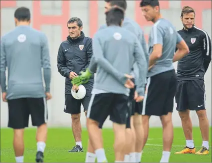  ?? FOTO: AIOL ?? En Lezama Valverde habla con sus jugadores durante el entrenamie­nto que ayer completó la plantilla rojiblanca