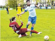  ?? Fotos: Reinhold Radloff ?? Den Torwart ausgespiel­t und rein damit: Burak Sirtkaya erzielt im Spiel gegen Mindelheim gleich drei Treffer.