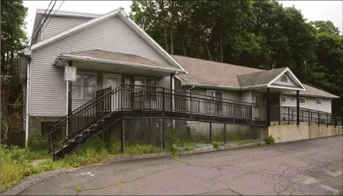  ?? H John Voorhees III / Hearst Connecticu­t Media file photo ?? The New Street Shelter in Danbury could reopen as part of a task force’s plan to address homelessne­ss.