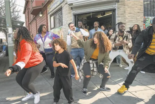  ?? Starz ?? Jasmine Cephas Jones (center) dances with Candace NicholasLi­ppman (left) and Atticus Woodward (second from left) in “Blindspott­ing.”