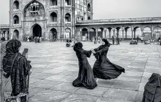  ?? ?? AN INDIAN SCENE
Girls dancing in Delhi’s Jama Masjid, Nov. 2020, photo by Emmanuel Leanin; (right) Leanin with Raghu Rai