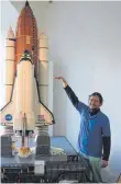  ??  ?? Mario Seidle vor dem Space-Shuttle, welcher ein echter Hingucker in der Ausstellun­g ist.