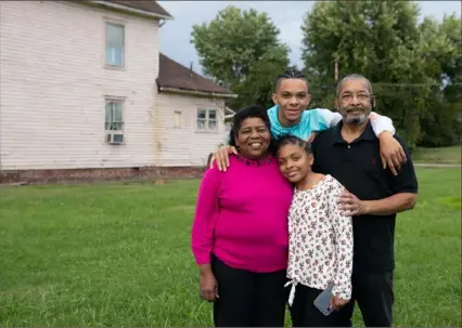  ?? Lexi Browning/Washington Post ?? Ruth Jones and her husband, James Jones, of Charleston, W.Va., are raising their grandchild­ren Ayricah Clark, 10, and Nilique Jones, 17.