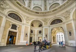  ??  ?? Sous la coupole de l’aile Michael (xviiie siècle) du palais impérial de Hofburg, résidence officielle du président fédéral de la république d’Autriche.