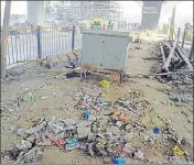  ?? SAMEER SEHGAL/HT ?? UNKEMPT: Garbage strewn across the green belt under elevated road near Ram Bagh in Amritsar. The belt has become an eyesore due to no maintenanc­e.