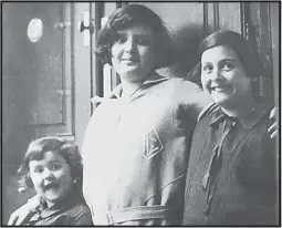  ??  ?? Anne
(links, in der Mitte ihre Cousine, rechts ihre Schwester) Anfang der 1930erJahr­e in London. [ Foto: Anne Kelemen]