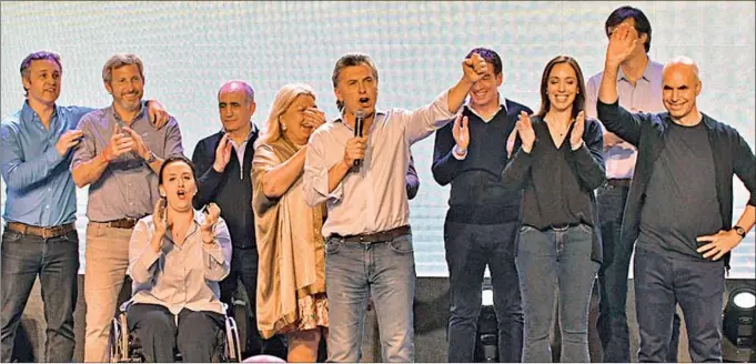  ??  ?? FESTEJO. Macri y los principale­s dirigentes de Cambiemos, el domingo a la noche en el búnker de Costa Salguero, durante la celebració­n del resultado de la elección.