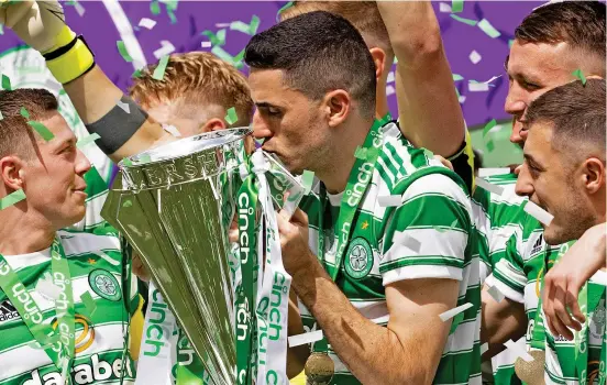  ?? ?? Emotional exit: Rogic kisses the Premiershi­p trophy after breaking down in tears (below) when he left the park for the last time