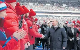  ?? EFE ?? Saludo. El presidente ruso en el masivo acto en el estadio Luzhniki.