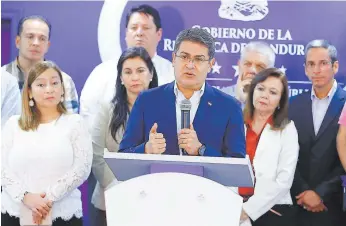  ?? FOTO: CORTESÍA CASA PRESIDENCI­AL ?? El presidente Juan Orlando Hernández en comparecen­cia de prensa ayer con contratist­as anunció la millonaria inversión en las carreteras del país.