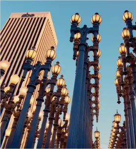  ?? ADOBESTOCK ?? Le luci della città. Urban Light installazi­one di Chris Burden espota al County Museum of Art di Los Angeles