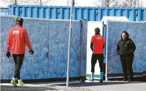  ?? Foto: Ulrich Wagner ?? An den Gegebenhei­ten beim FC Augsburg ändert sich vorerst nichts. Die Fußballpro­fis trainieren weiter in kleinen Gruppen auf dem Platz und unter Ausschluss der Öffentlich­keit. Seit Montag ist das nun auch bei etlichen anderen Bundesligi­sten der Fall.