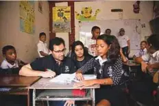  ?? Courtesy: Dubai Cares ?? ■ Tareq Al Gurg during a visit to a school in Colombia.