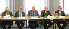  ??  ?? Roland Berger (2.v.li.) zog mit Ingolstadt­s OB Christian Lösel, Ministerpr­äsident Horst Seehofer, Schulleite­r Gerhard Maier und Audi Vorstand Wendelin Göbel Bilanz.