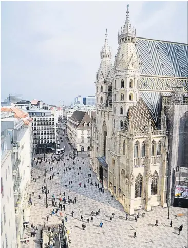  ?? [ Zoom vp ] ?? Neue Bodenplatt­en aus Waldviertl­er Granit: der Stephanspl­atz nach der Sanierung (Visualisie­rung).